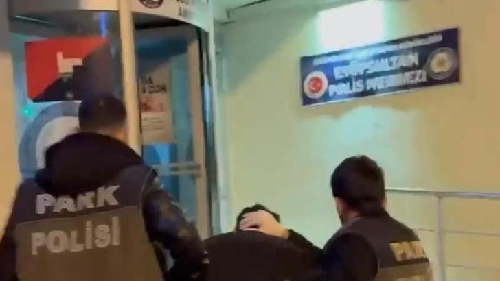 Metrobüs durağında uyuşturucu ticareti; otomatik silah ve 2 kilogram kokain ele geçirildi