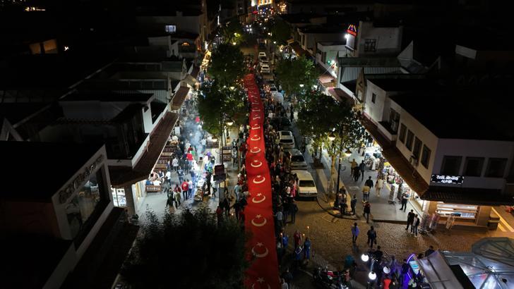 Diyarbakır'da 157 metrelik Türk bayrağıyla 'Fener Alayı' yürüyüşü