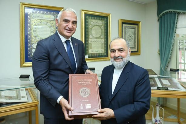 İstanbul- Kültür ve Turizm Bakanı Ersoy, İstanbul Mushafı'nı inceledi