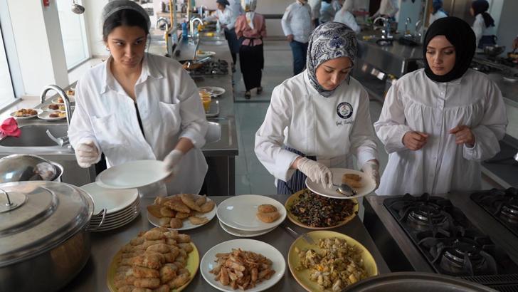 Şırnak’ta üniversite öğrencileri, kente ait yöresel lezzetleri yapmayı öğrendi
