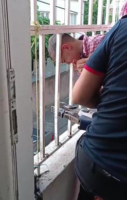 Kafası balkon korkuluğuna sıkışan çocuğu itfaiye kurtardı