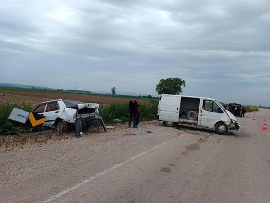 Minibüs, park halindeki otomobile çarptı: 8 yaralı