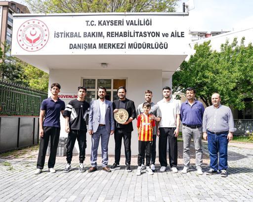 Kayserisporlu futbolculardan, rehabilitasyon merkezine ziyaret