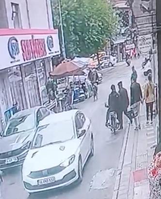 Motosikletin çarptığı yaya yaralandı