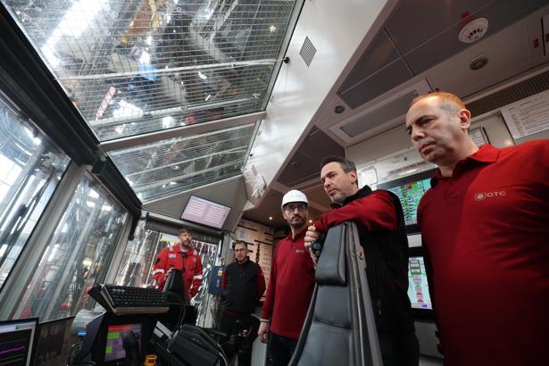 Bakan Bayraktar'dan, Karadeniz'deki sondaj gemisi Abdülhamid Han'a ziyaret