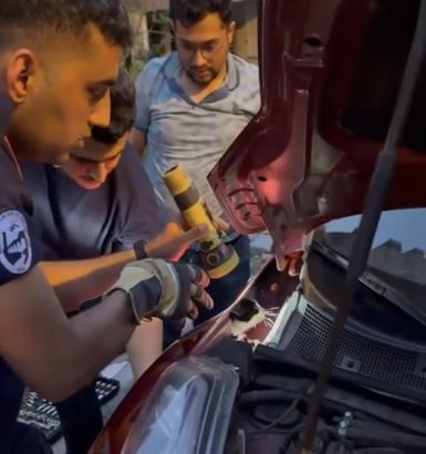 Otomobile sıkışan kediyi itfaiye ekibi kurtardı