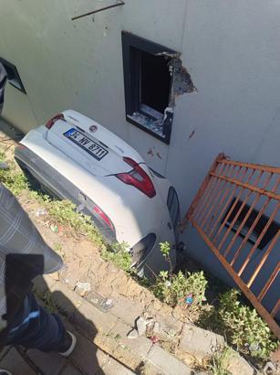 İstanbul - Kağıthane’de fren yerine gaza basan sürücünün çarptığı araç bina boşluğuna düştü