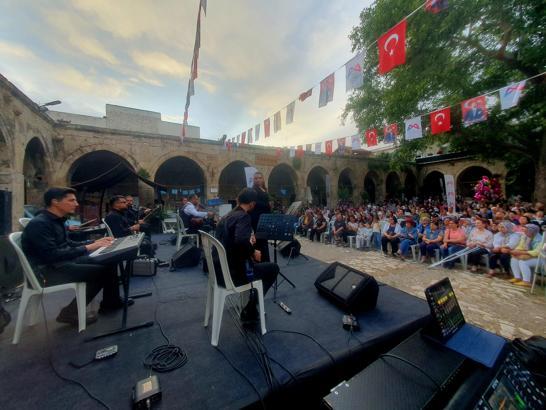 Tarihi Taşhan'da  halk müziği konseri