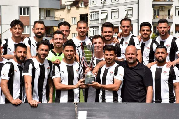 Manisaspor, şampiyonluk kupasını kaldırdı