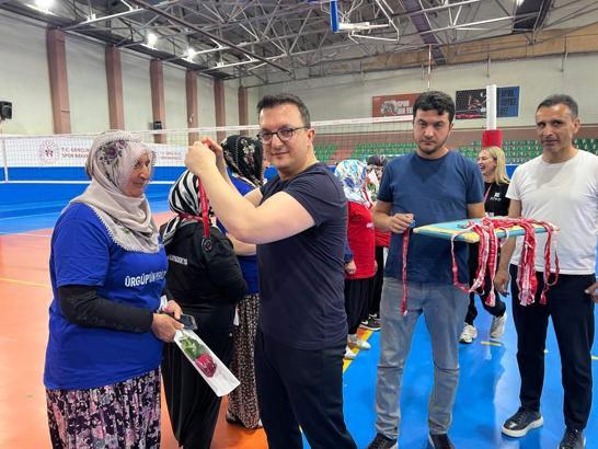 Nevşehir'de adliyenin özel bireyleri ve çiftçi kadınlar voleybol maçına çıktı