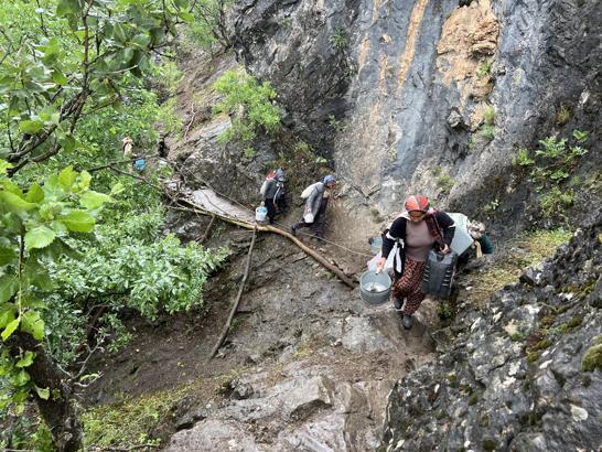 Yüksekova'da berivanların zorlu yayla yolculuğu başladı