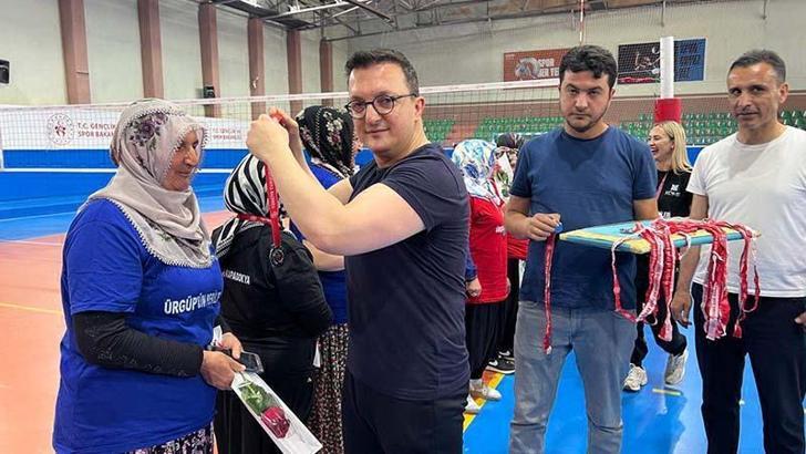 Nevşehir'de adliyenin özel bireyleri ve çiftçi kadınlar voleybol maçına çıktı