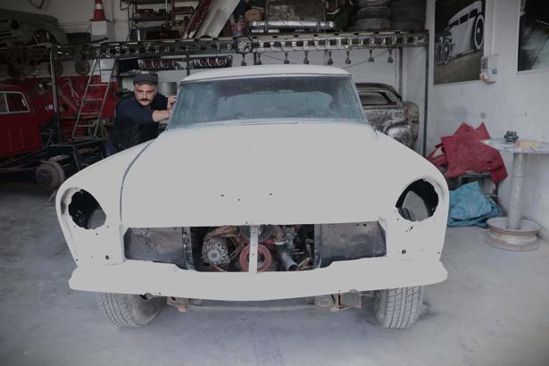 Hurda klasik otomobilleri yenileyip, trafiğe çıkarıyor