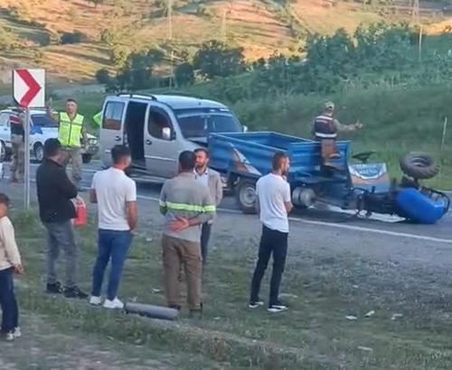 Hafif ticari aracın çarptığı tarım aracı patpatın sürücüsü yaralandı