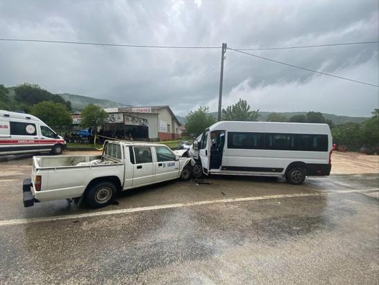 Bursa'da kamyonet ile yolcu minibüsü çarpıştı: 1 ölü, 2 yaralı