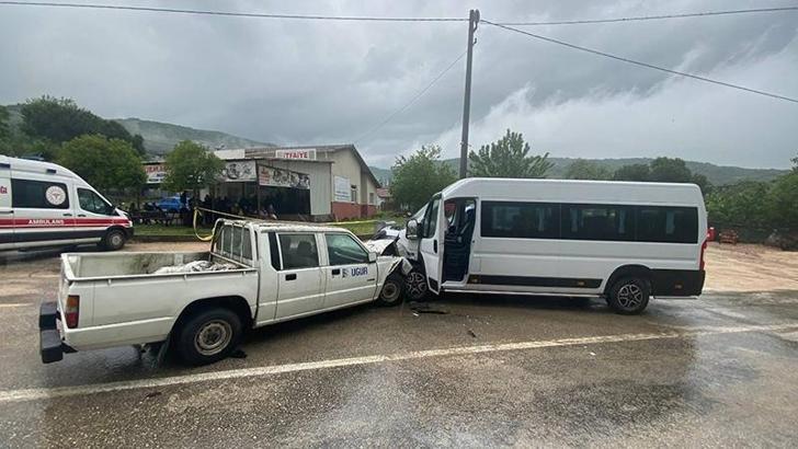 Bursa'da kamyonet ile yolcu minibüsü çarpıştı: 1 ölü, 2 yaralı