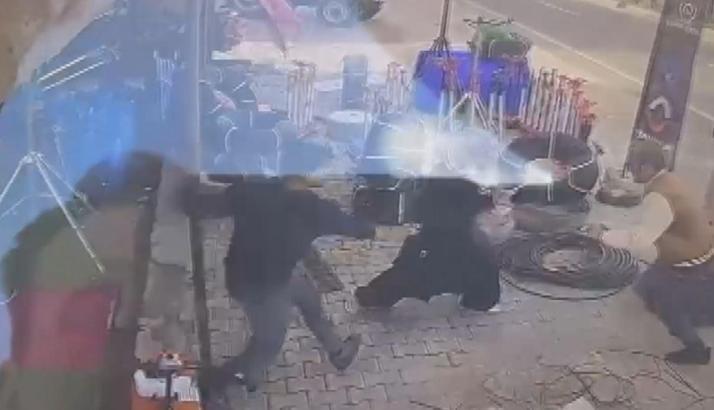 Bıçaklı saldırgana müdahale edip kadını kurtardı