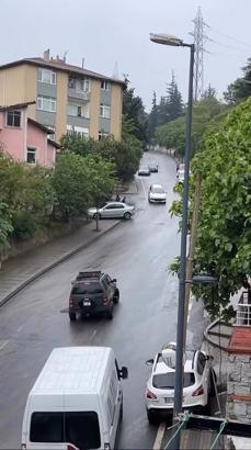 İstanbul- Üsküdar'da yola akaryakıt döküldü, art arda kazalar oldu