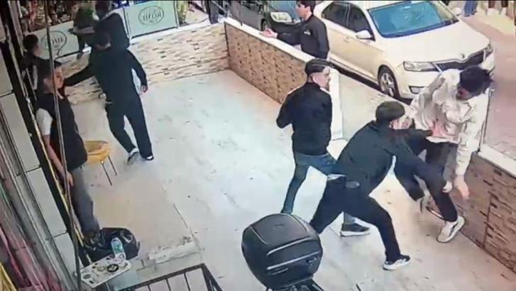 İstanbul - Avcılar’da internet kafede bıçaklı kavga kamerada