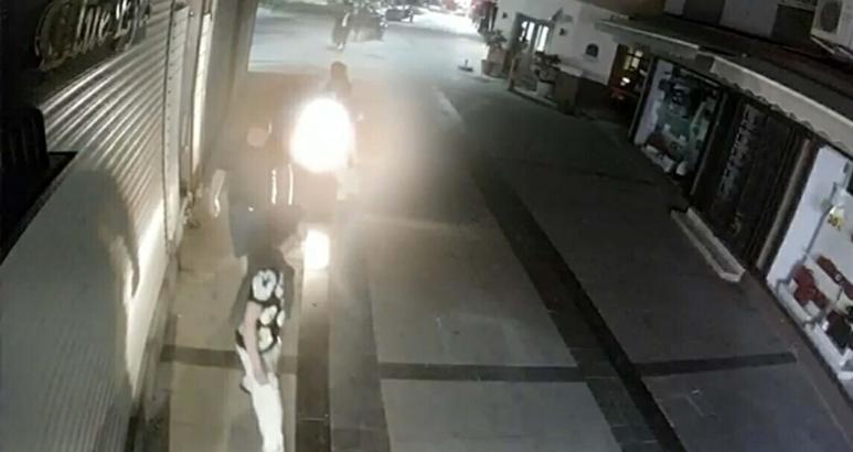 2 turisti darbedip, elektronik sigaralarını gasbeden 3 şüpheli tutuklandı