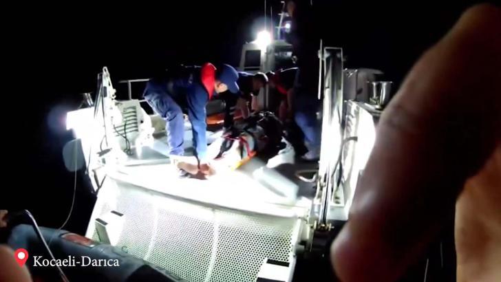 Bakan Yerlikaya, kayalıklardan düşen kişinin kurtarılma görüntülerini paylaştı