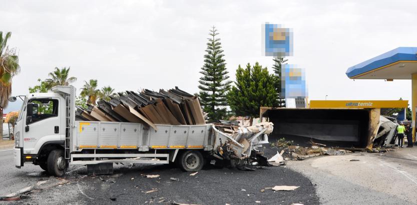 Sıcak asfalt yüklü kamyon, kamyonete çarpıp akaryakıt istasyonuna devrildi