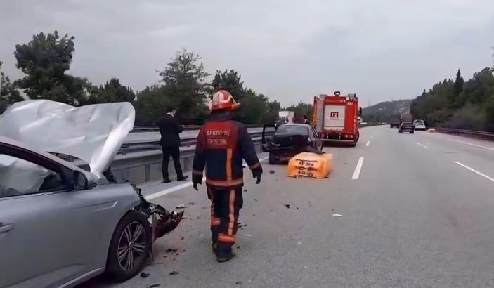 Yola düşen köpük malzemesi zincirleme kazaya neden oldu; 3 yaralı
