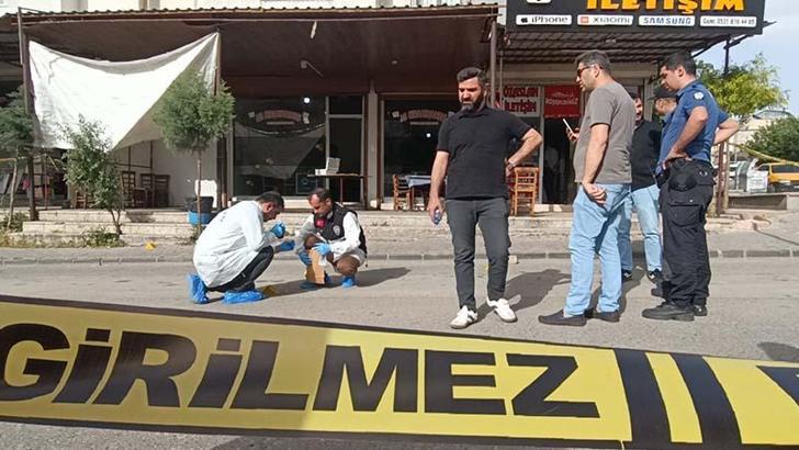 Kahvehane önünde uğradığı silahlı saldırıda öldü