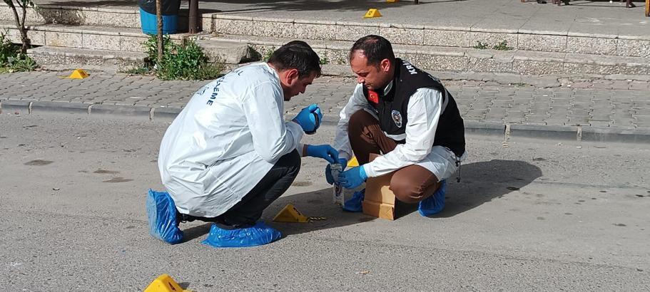 Kahvehane önünde uğradığı silahlı saldırıda öldü