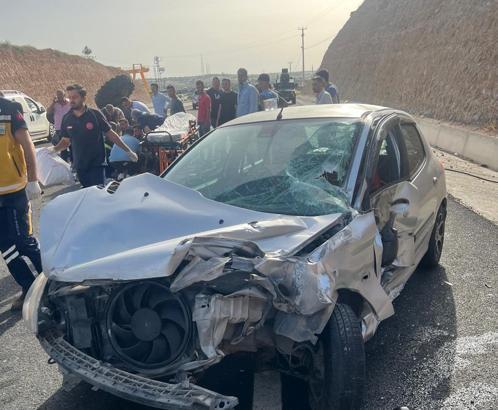 Mardin'de otomobil ile traktör çarpıştı; 3 yaralı