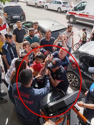 Dut yemek isterken eli korkuluk demirine saplandı