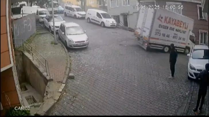 İstanbul- Kağıthane'de kamyonet binaya çarptı; kaza anı kamerada