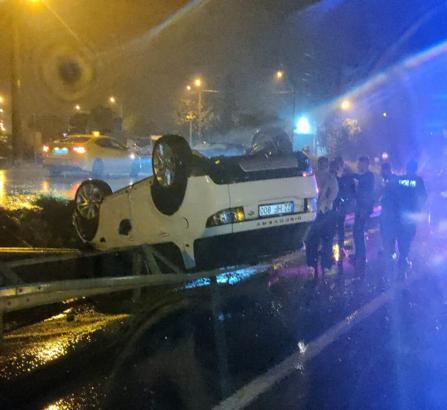 Edirne'de bariyere çarpan otomobildeki 3 kişi yaralandı; kaza kamerada