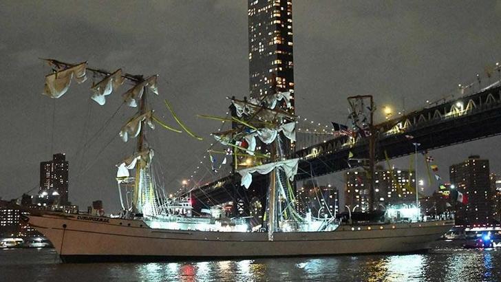 Meksika donanma gemisi Brooklyn Köprüsü'ne çarptı: 2 ölü, 19 yaralı