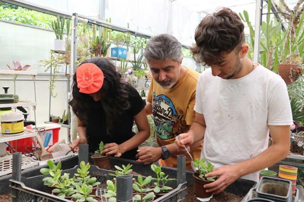 Özel öğrenciler, atıl konteyneri kitap okuma alanına dönüştürdü