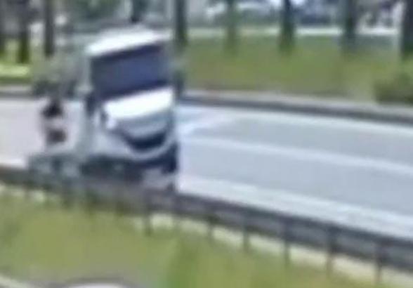 Sürücüsünün geri manevra yaptığı oto kurtarıcıya motosikletin çarptığı kaza kamerada