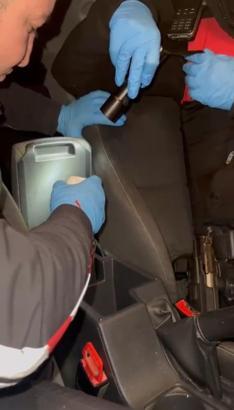 İstanbul - Beşiktaş’ta kulaklıkla açılan torpidodaki zuladan uyuşturucu çıktı: Kolçağa düzenek kurmuş