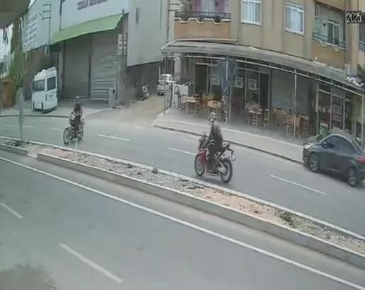 İki sürücünün ağır yaralandığı motosiklet kazası kamerada