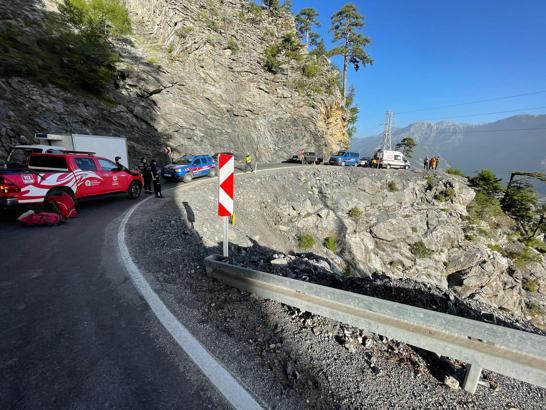 Uçuruma yuvarlanan otomobilde 1 ölü, 1 ağır yaralı