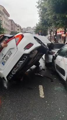 İstanbul - Esenyurt'ta caddede ilerleyen otomobil park halindeki aracın üzerine uçtu