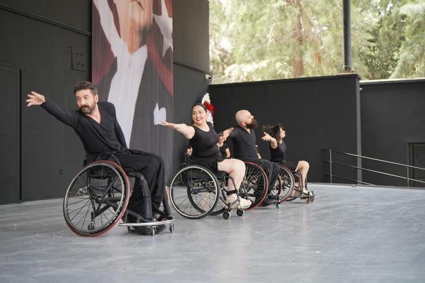 Dansın gücüyle engelleri aştılar