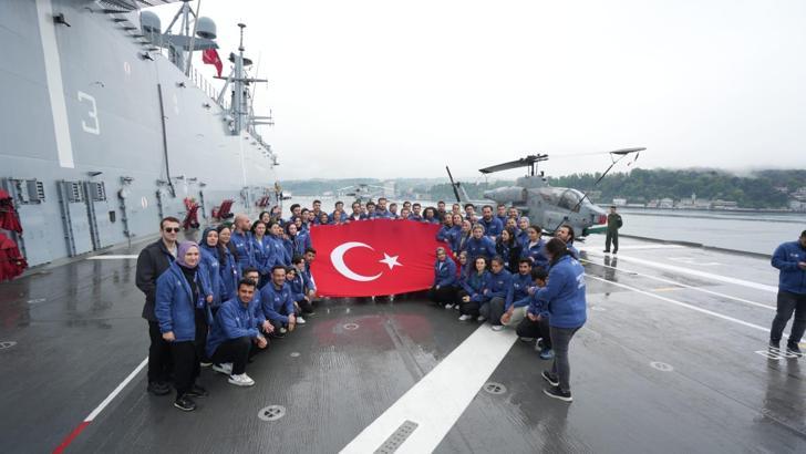 Gençler, TCG Anadolu ile Samsun’a doğru tarihi yolculuk yapıyor