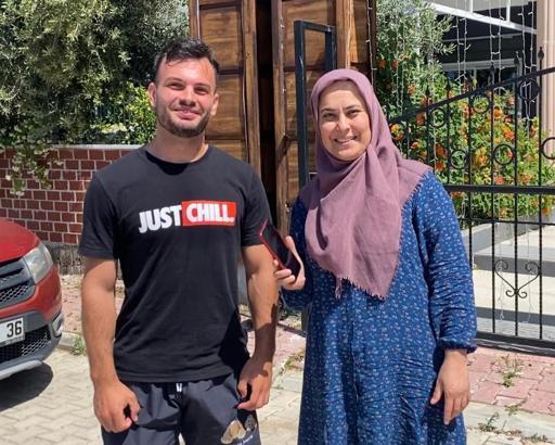 Moldovalı turist, bulduğu telefonu sahibine teslim etti