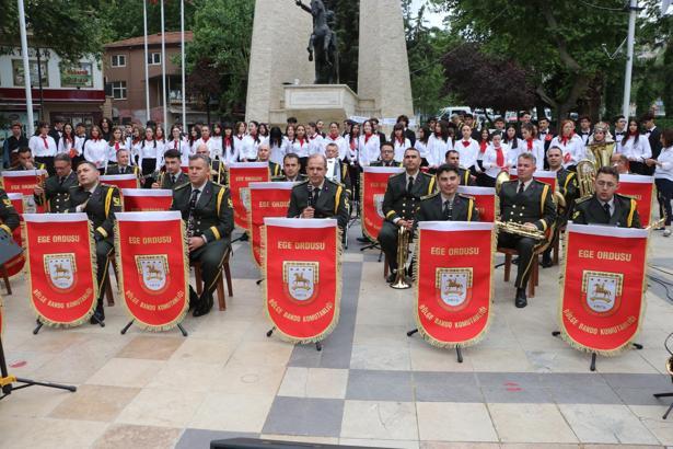 Ege Ordusu Bölge Bando Komutanlığı'ndan lise öğrencileriyle 19 Mayıs konseri