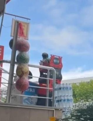 İstanbul- Marketten cips çalan kargaya esnaftan uyarı: 'Çok acılı alma yakar'