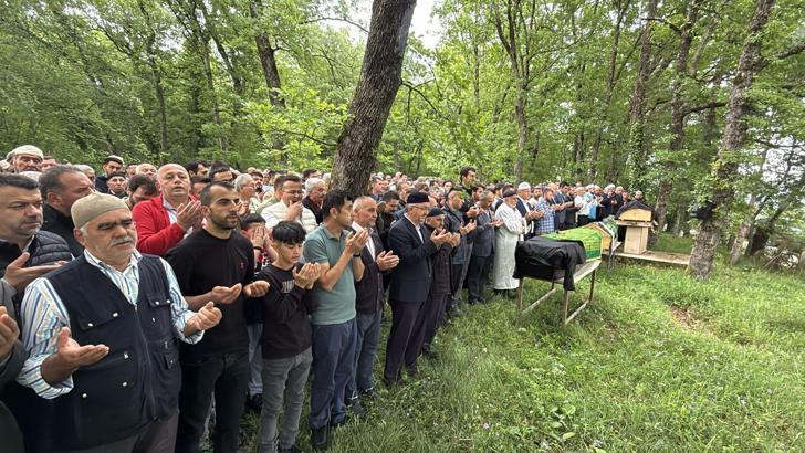 Arazi kavgasında öldürülen çift ile oğulları, toprağa verildi