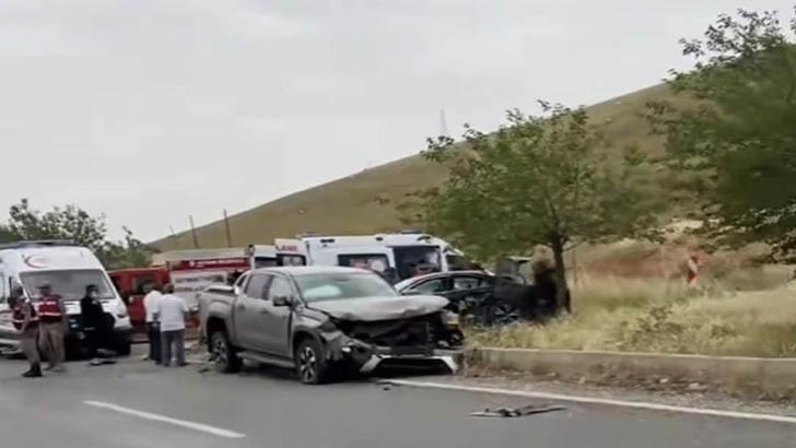 Diyarbakır'da otomobil ile kamyonet çarpıştı: 1 ölü, 3 yaralı