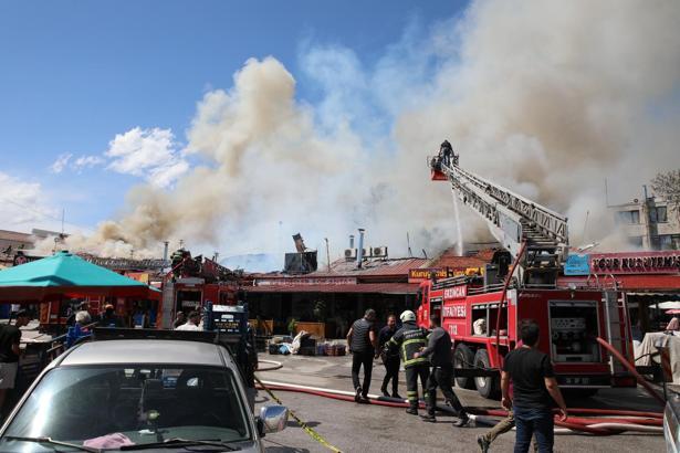 Erzincan'da lokantada çıkan yangın bitişikteki iş yerlerine sıçradı: 20 dükkan zarar gördü