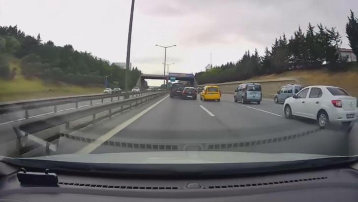İstanbul - Eyüpsultan'da makas atan otomobilin yaptığı kaza kamerada