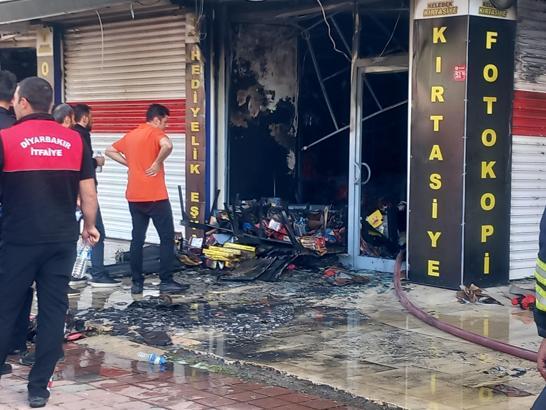 Diyarbakır’da kırtasiyede çıkan yangını itfaiye söndürdü